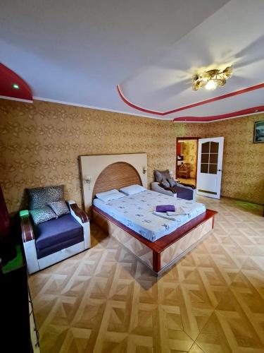Habitación grande con 2 camas y sofá en Мини-отель, en Kropyvnytskyi