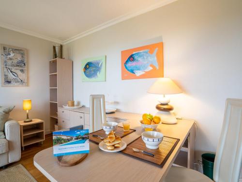 una habitación con una mesa con comida. en Apartment Le Palais de la Roseraie by Interhome, en Bidart