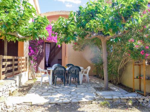 Κήπος έξω από το Holiday Home Les Romarines-6 by Interhome