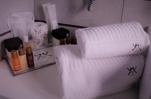 a pile of towels sitting on a counter in a bathroom at Park Hotel Sporting in Teramo
