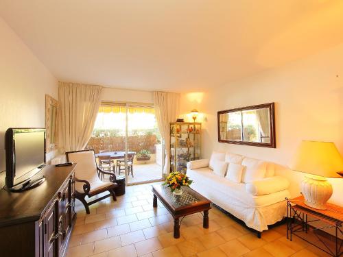 un salon avec un canapé et une télévision dans l'établissement Apartment Les Eucalyptus-3 by Interhome, au Golfe-Juan