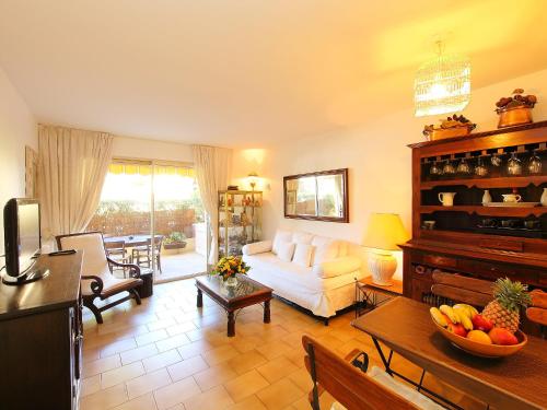sala de estar con sofá blanco y mesa en Apartment Les Eucalyptus by Interhome, en Golfe-Juan