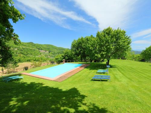 an overhead view of a swimming pool in a grass field at Holiday Home Lucolena by Interhome in Lucolena in Chianti