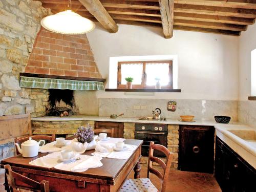 Η κουζίνα ή μικρή κουζίνα στο Holiday Home Casa Del Boscaiolo by Interhome