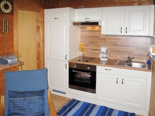 Een keuken of kitchenette bij Chalet Franke-2 by Interhome