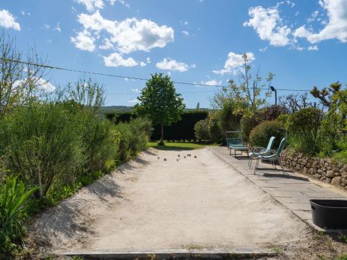 Taman di luar Holiday Home Casale il Giglio-2 by Interhome