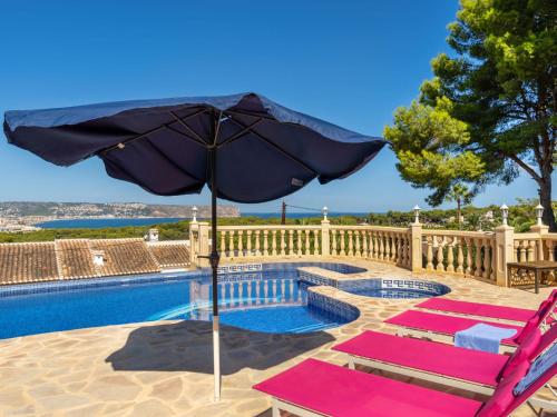 Balcon del Mar的住宿－Holiday Home Toscamolino by Interhome，一个带2把躺椅和遮阳伞的游泳池