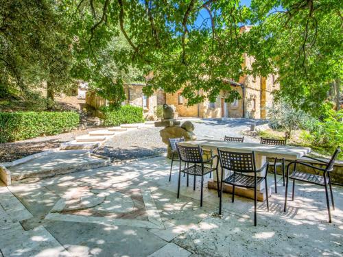 einen Tisch und Stühle unter einem Baum im Hof in der Unterkunft Holiday Home Villa Fontana by Interhome in Monteverdi Marittimo
