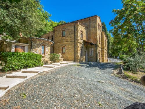モンテヴェルディ・マリッティモにあるHoliday Home Villa Fontana by Interhomeの前に私道がある古い石造りの家