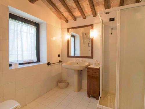 Ένα μπάνιο στο Villa Podere Agnese by Interhome