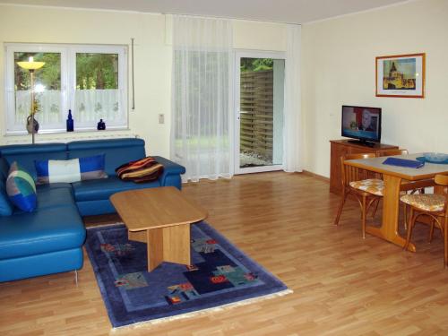 sala de estar con sofá azul y mesa en Holiday Home Lenzer Höh-4 by Interhome, en Lenz