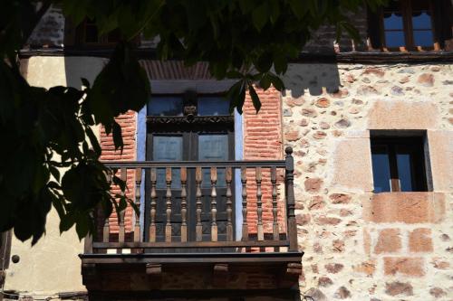 a building with a balcony and a window at SOLAR de 1709 in Pradillo