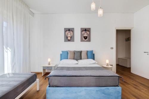 מיטה או מיטות בחדר ב-Residenza dei Poeti - Roomy and Modern Flat