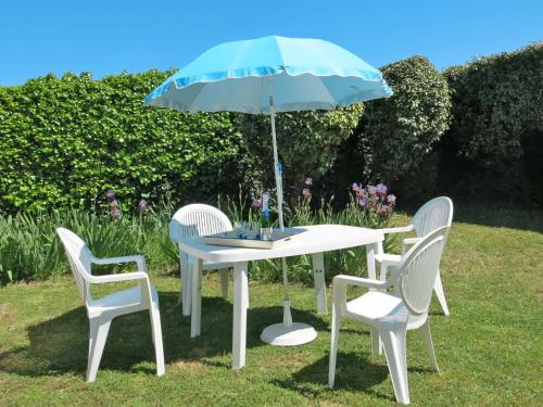 LʼÉpineにあるHoliday Home Ramoutier - IDN100 by Interhomeの白いテーブル(椅子2脚、傘付)