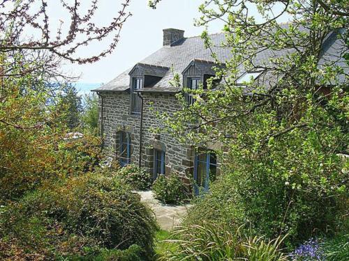 una antigua casa de piedra con un jardín delante de ella en Holiday Home Bella Vista by Interhome, en Saint-Suliac