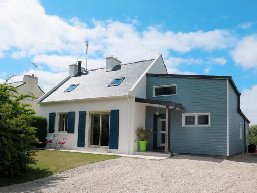 une maison bleue et blanche dans l'établissement Holiday Home Le Cèdre Bleu by Interhome, à Plérin