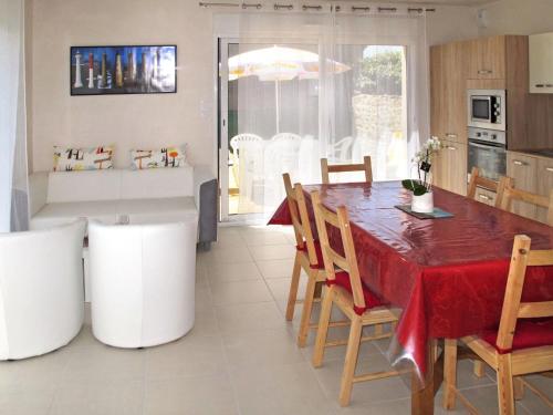 プルエスカにあるHoliday Home Tal ar Mor - PLC241 by Interhomeのキッチン、ダイニングルーム(赤いテーブル、椅子付)