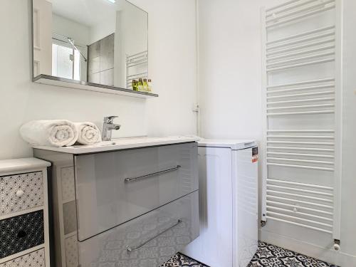 une salle de bain blanche avec un lavabo et un miroir dans l'établissement Nestor&Jeeves - HAPPINESS BEACH - Central - Close sea - Top floor, à Nice