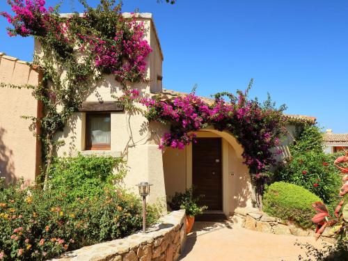 ポルト・サン・パーオロにあるHoliday Home Corbezzolo 11 - Vista Village by Interhomeの紫の花束の家