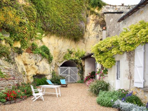 - un jardin avec deux chaises et une table en face d'un bâtiment dans l'établissement Holiday Home Le Coteau Fleury - LYE100 by Interhome, à Luynes