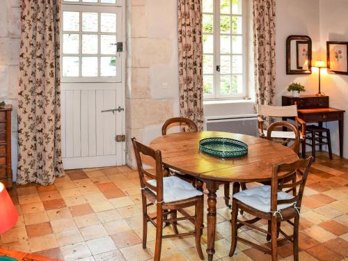 een eetkamer met een houten tafel en stoelen bij Holiday Home Le Coteau Fleury by Interhome in Luynes