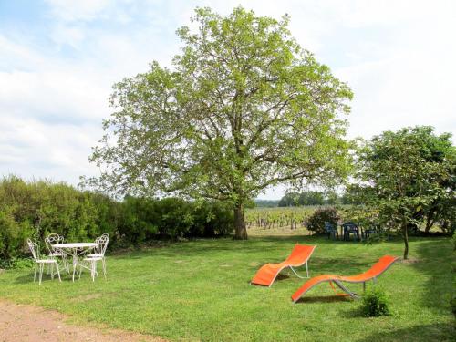 En hage utenfor Holiday Home Les Mailloches - REE100 by Interhome