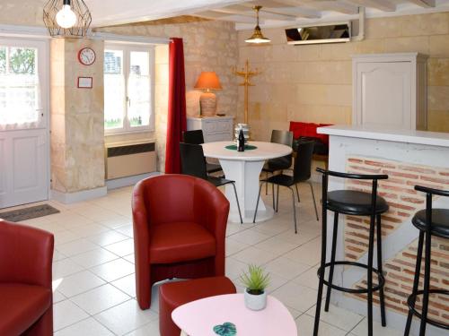 レスティニエにあるHoliday Home Les Mailloches - REE100 by Interhomeの赤い椅子とテーブル、カウンター付きのレストラン