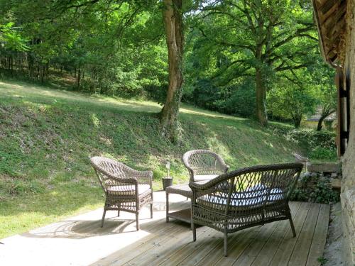 3 chaises en osier assises sur une terrasse en bois dans l'établissement Holiday Home Marray-Baccus by Interhome, à Onzain