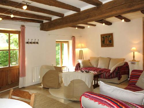 un salon avec des canapés et des chaises dans une pièce dans l'établissement Holiday Home Marray-Baccus by Interhome, à Onzain