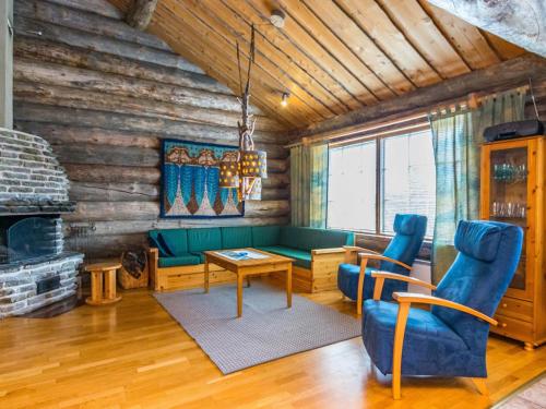 sala de estar con sofá verde y chimenea en Holiday Home Kelokieppi by Interhome en Ruka
