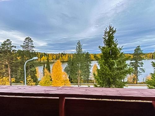 een uitzicht op een meer met bomen en een straatlicht bij Holiday Home Länsirinne c 12 by Interhome in Ruka