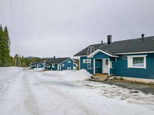 ルカにあるHoliday Home Rukan seitakallio 1- siula by Interhomeの雪に覆われた道路の青い家並み