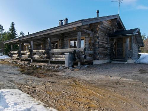 ルカにあるHoliday Home Tokka 2 by Interhomeの雪の中の丸太小屋