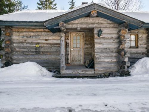Cabaña de madera con puerta en la nieve en Holiday Home Pihlakieppi 1 by Interhome, en Ruka