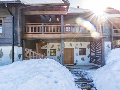 Holiday Home Vuosselinkulma 4 by Interhome في روكا: كابينة خشب في الثلج مع شروق الشمس