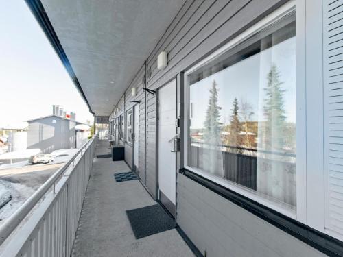 un corridoio di una casa con finestre di Holiday Home Vuosselin helmi c25 by Interhome a Ruka