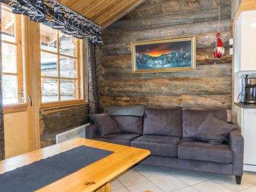 ein Wohnzimmer mit Sofa und Tisch in der Unterkunft Holiday Home Kekkonen 1 by Interhome in Levi