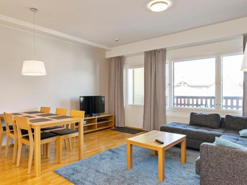 ein Wohnzimmer mit Tisch und Couch in der Unterkunft Holiday Home Ruka ski chalets 64- 1210 by Interhome in Ruka