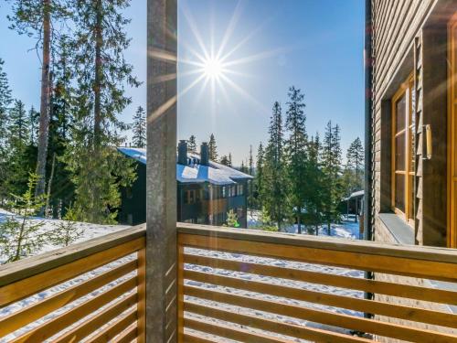 Blick auf ein Haus vom Balkon eines Hauses in der Unterkunft Holiday Home Karhunvartijan kota b1 by Interhome in Ruka