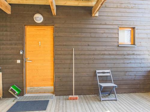 ein Holzhaus mit einer Leiter neben einer Tür in der Unterkunft Holiday Home Karhunvartijan kota b1 by Interhome in Ruka