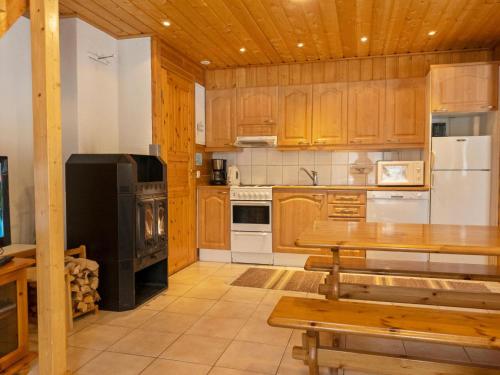 レヴィにあるHoliday Home Hirvas levi 3 by Interhomeのキッチン(木製キャビネット、木製テーブル付)