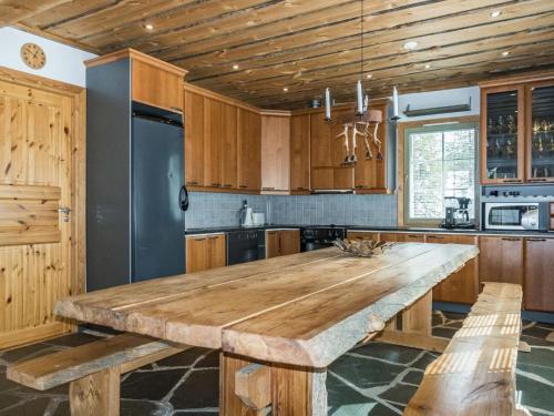 eine Küche mit einem großen Holztisch darin in der Unterkunft Holiday Home Villa pirkkalinna by Interhome in Levi