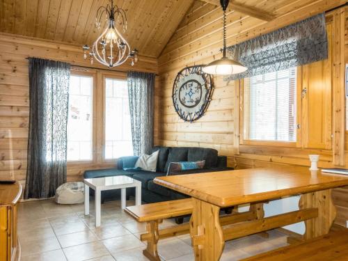 ein Wohnzimmer mit Tisch und Couch in der Unterkunft Holiday Home Hirvas levi 2 by Interhome in Levi
