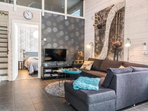sala de estar con sofá y TV en Holiday Home Rapsakka by Interhome en Levi