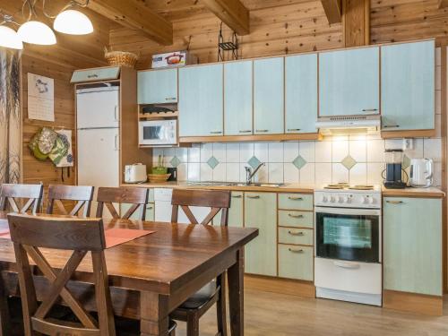 Køkken eller tekøkken på Holiday Home Kätkänkulma a1 by Interhome