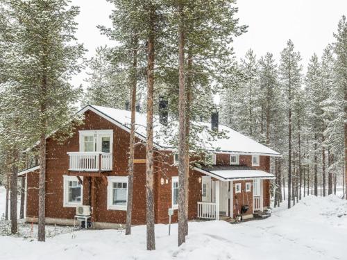 une maison dans les bois dans la neige dans l'établissement Holiday Home Kätkänkulma a1 by Interhome, à Levi