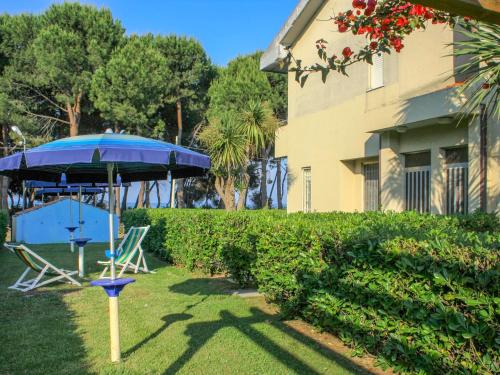 Silvi PaeseにあるApartment Cerrano by Interhomeの青い傘、椅子、テーブル