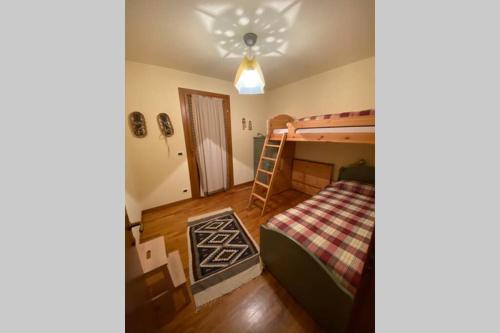 Двухъярусная кровать или двухъярусные кровати в номере Appartamento per 5 Abetone, vista Piste.