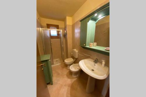 a bathroom with a sink and a toilet and a mirror at Appartamento per 5 Abetone, vista Piste. in Abetone