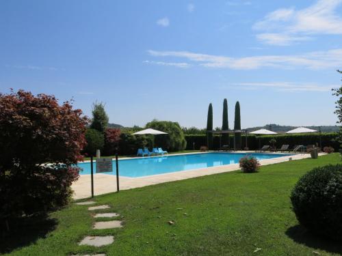 uma grande piscina num quintal com um campo relvado em Holiday Home Villa Carlotta by Interhome em Costigliole dʼAsti